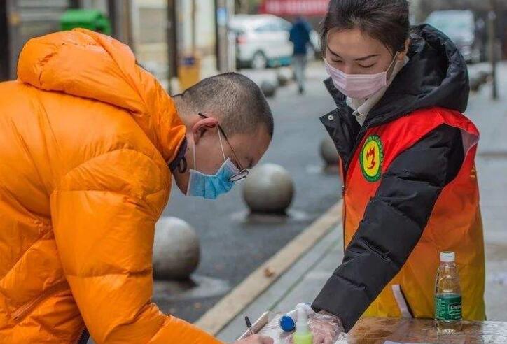 女志愿者戰(zhàn)在抗疫一線