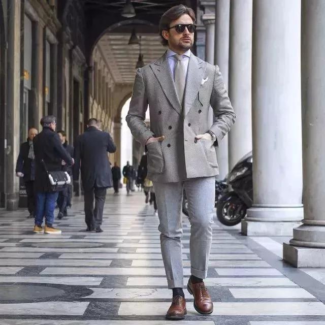 西裝套裝內搭什么衣服好看